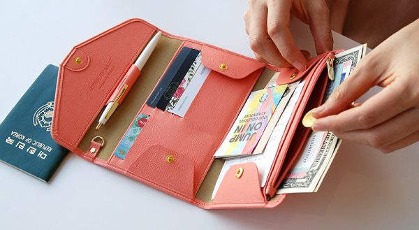  Hãy luôn mang theo ví tiền và giấy tờ quan trọng bên mình
